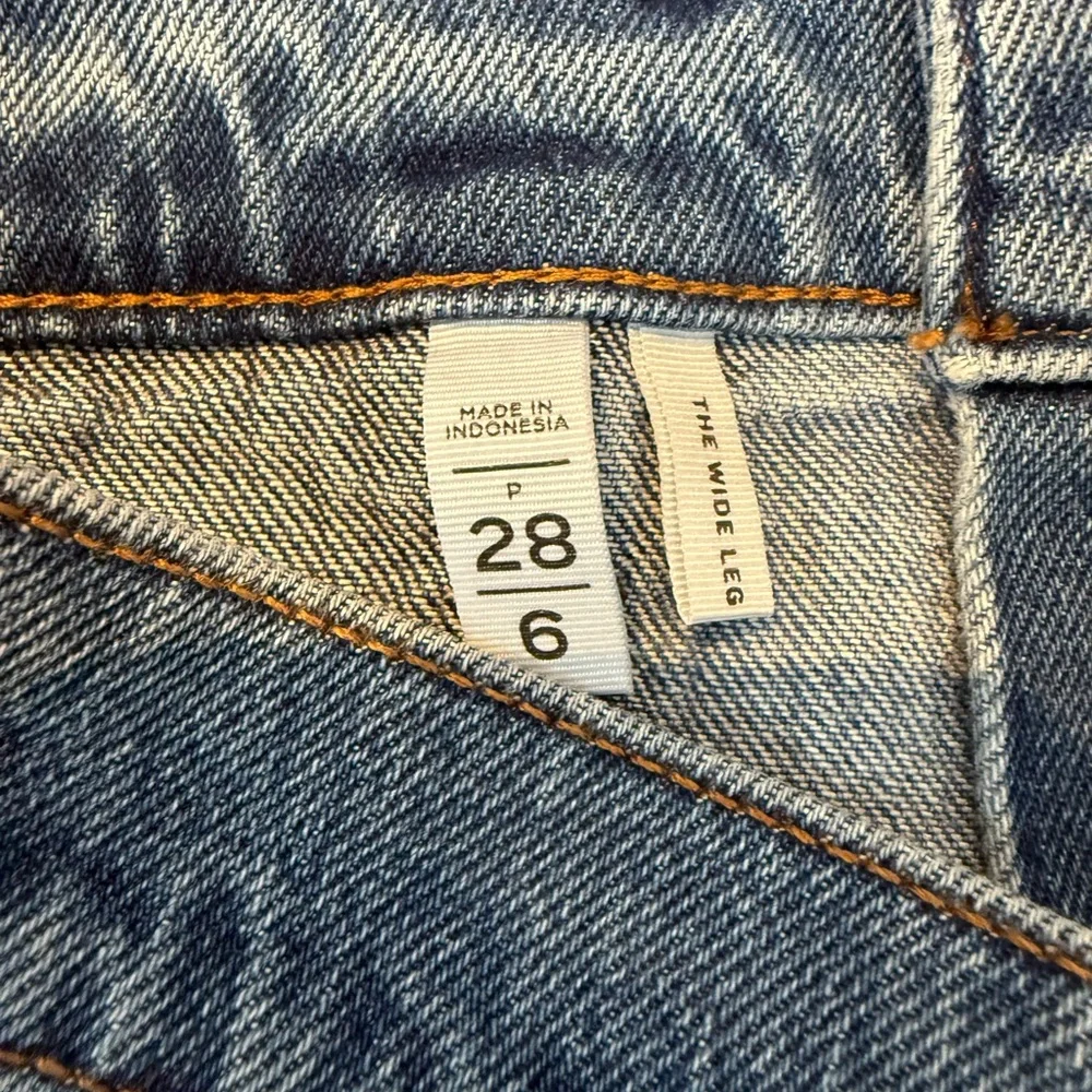 LOFT The Wide Leg High Rise Jeans – Size 28P – Button Detail - Picture 3 of 6
